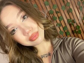 MinnieWest's Brunette live cam models Profile Image